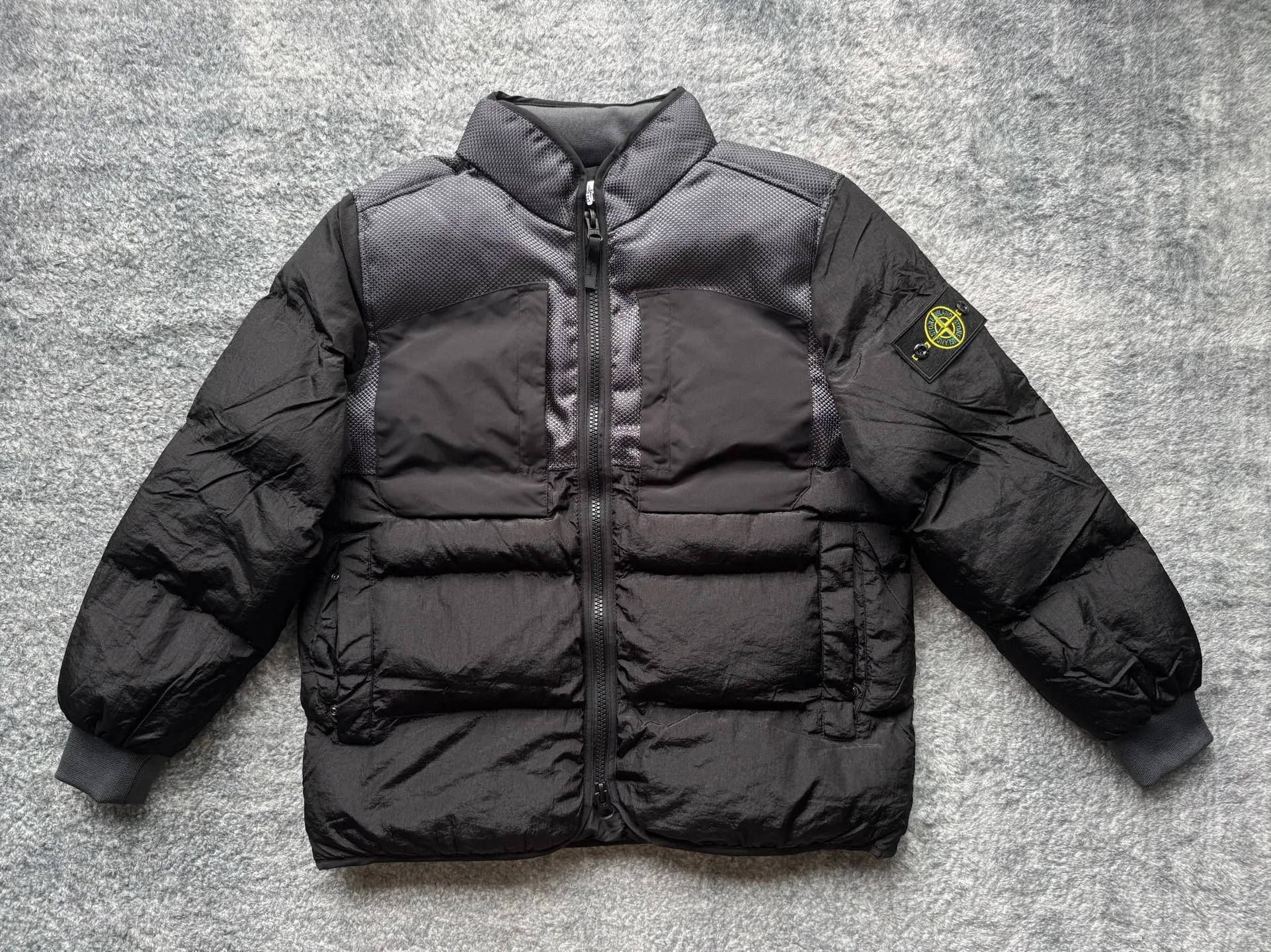 P300 Stone Island Panama splicing deconstructed down cotton jacket. The new and most distinctive down jacket, as its name implies, has a nautical style and a military color. It is characterized by unique research on fibers and fabrics, full of functionality and deconstruction. The new autumn and winter technical fabric splicing down jacket adopts the symbol of Stone Island aesthetics. Fabrics and fashionable splicing elements are perfectly combined to meet the functions and needs of users in different occasions. The full zipper opens, and the neutral collar shape is gentlemanly. The hem has a quite aristocratic temperament. The clothing uses a large area of iridescent three-leaf nylon, which not only has a metallic visual presentation, but also achieves a matte texture and lightweight effect. The ultra-fine fiber structure has excellent insulating properties and is more thermally efficient than other man-made fabrics. The chest protector is surrounded by military-style rough nylon. Its anti-wear and anti-erosion properties can well carry weight outdoors and extend the life of the clothing. The comfortable woven fabric on the chest The cloth forms two pockets, which will not make the skin feel rough in daily use. Vertical zipper pockets on both sides are standard; details such as multi-layer labels and inner pockets will not be described in detail. You can discover it yourself. Stone Island's new work, which covers technology, deconstruction, beauty, practicality and other diversifications, will conquer the trendy winter sailing journey. Super thick filling Color: black, military green, laser green, yellow, silver, haze blue Whole piece [Size] M-2XL Length Chest Shoulder Width M 68 120 65 L 70 124 66 XL 72 128 68 XXL 74 132 70